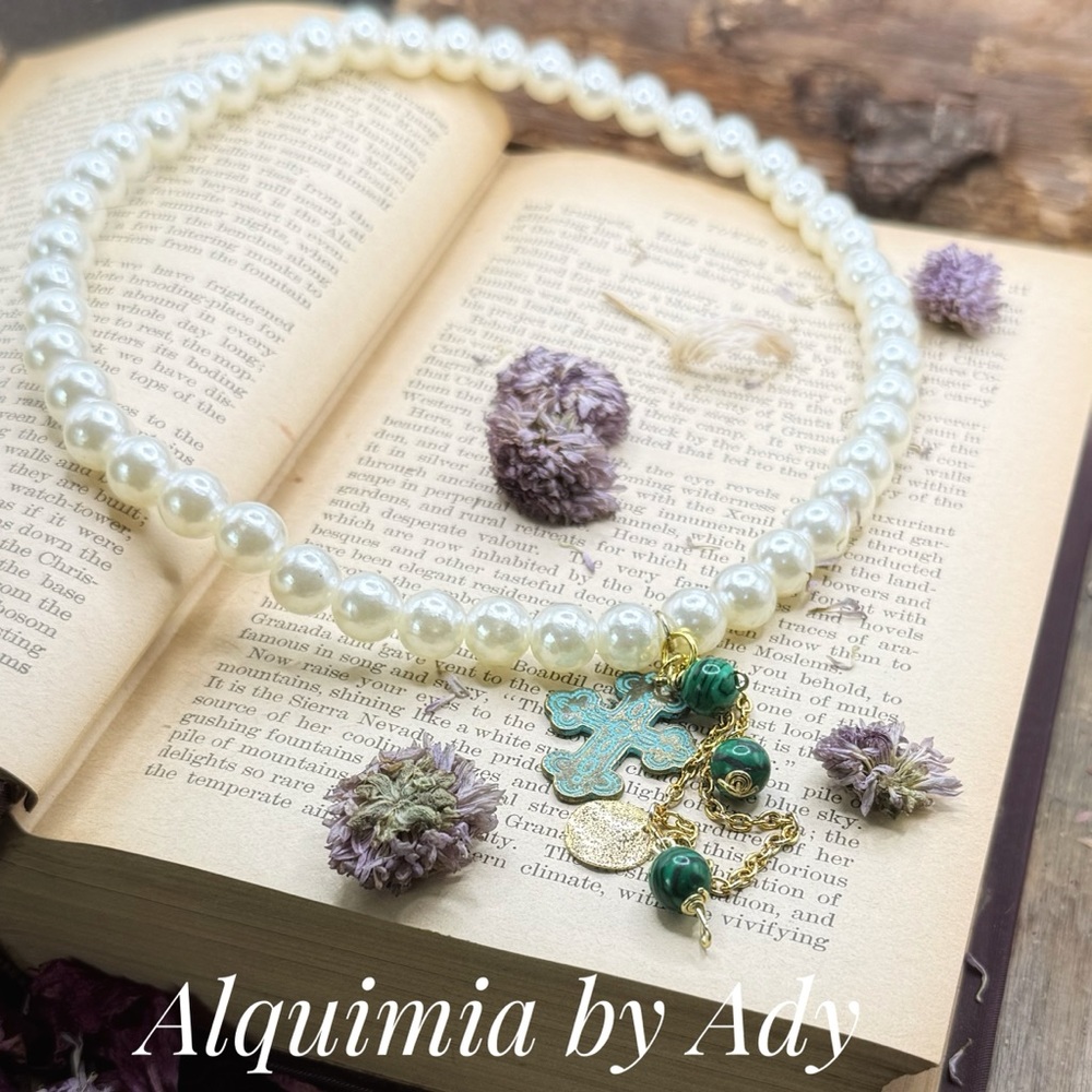 Alquimia White Pearl Necklace with Green Charms